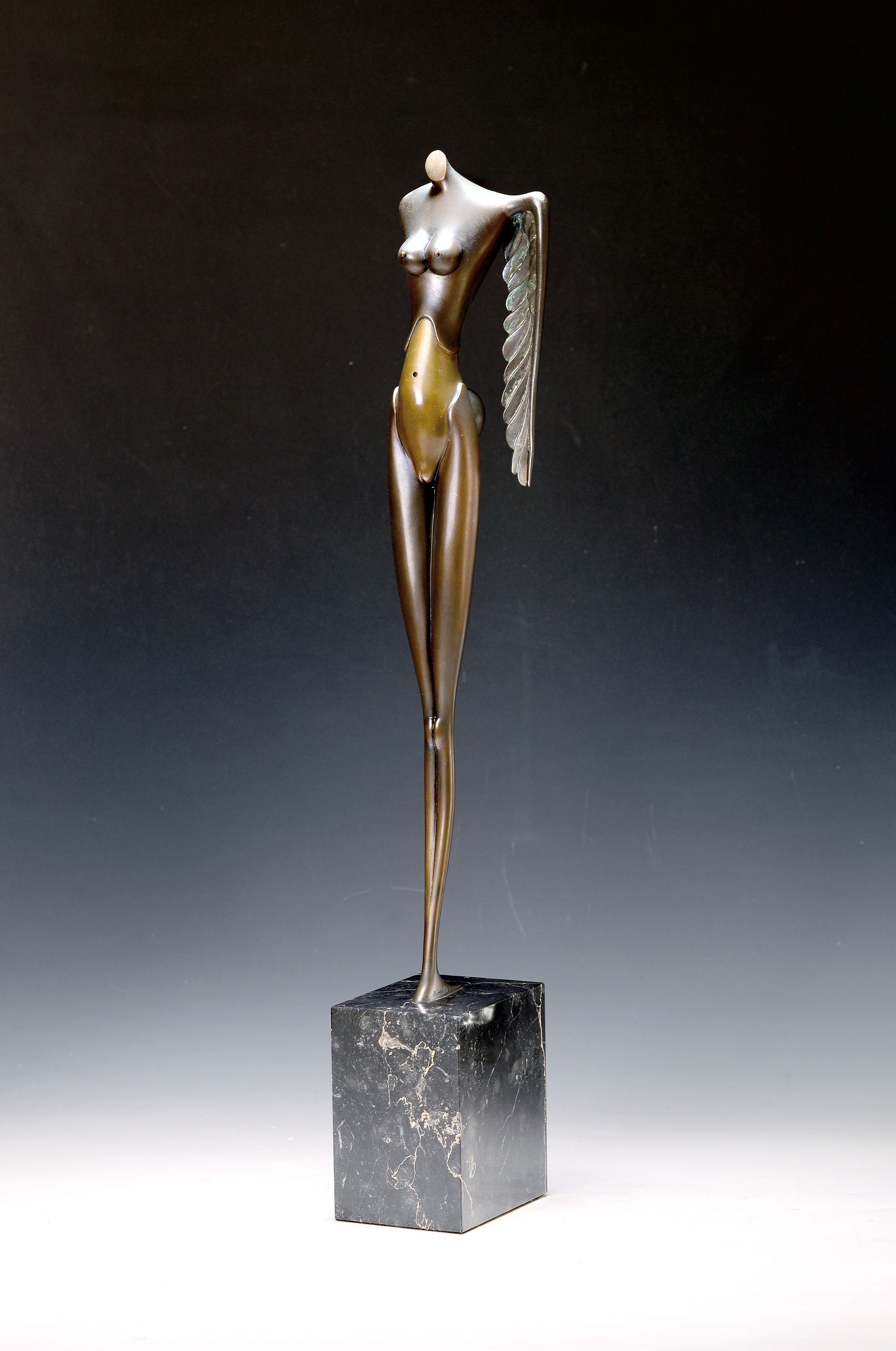Paul Wunderlich, 1927-2010, Kleine Nike, Bronzeskulptur, sign., num. 407/1000, Gießerstempel Venturi Arte, Marmorsockel, Gesamth. ca. 59cm