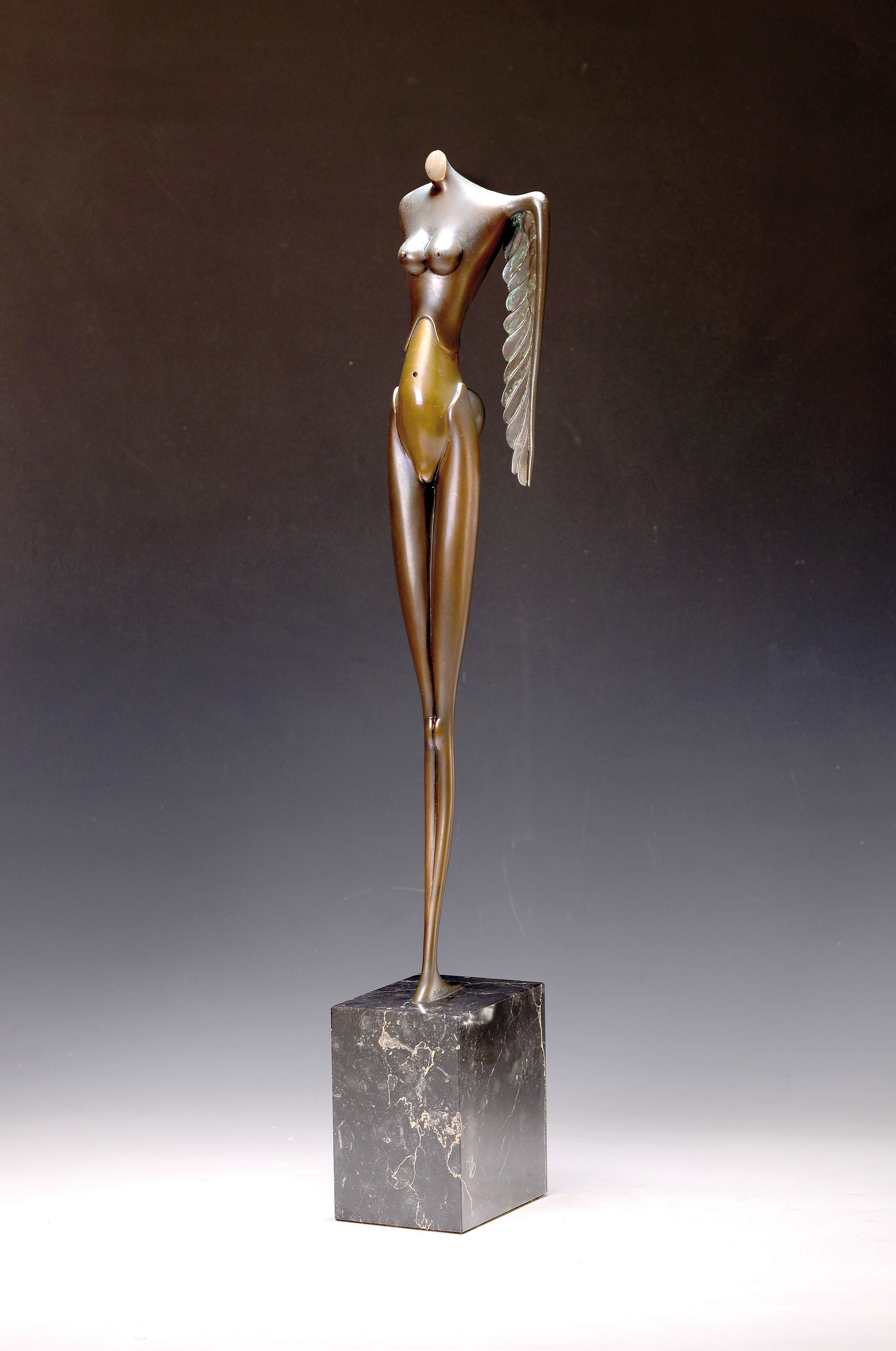 Detail k: Paul Wunderlich, 1927-2010, Kleine Nike, Bronzeskulptur, sign., num. 407/1000, Gießerstempel Venturi Arte, Marmorsockel, Gesamth. ca. 59cm