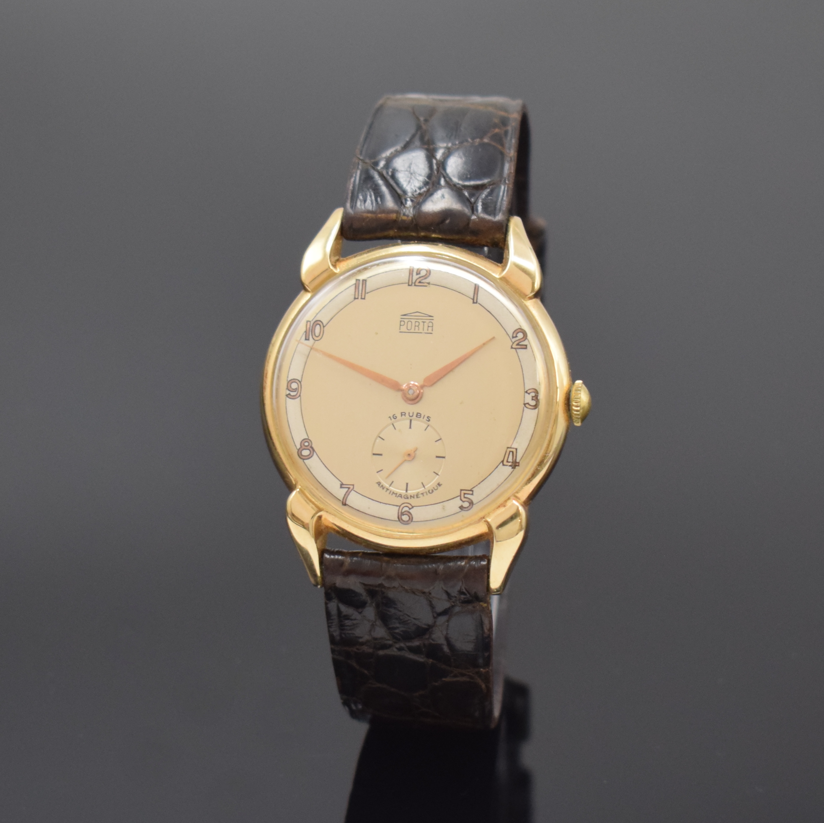 PORTA Herrenarmbanduhr in GG 585/000, Schweiz um 1965, Handaufzug, Boden aufgedr., silb. Duoton-Zifferbl. m. arab. Zahlen, gold. Zeiger, kl. Sek. b. ...