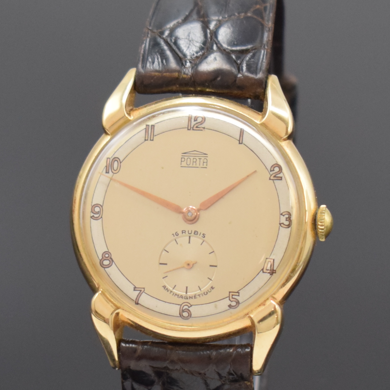 Detail a: PORTA Herrenarmbanduhr in GG 585/000, Schweiz um 1965, Handaufzug, Boden aufgedr., silb. Duoton-Zifferbl. m. arab. Zahlen, gold. Zeiger, kl. Sek. b. ...