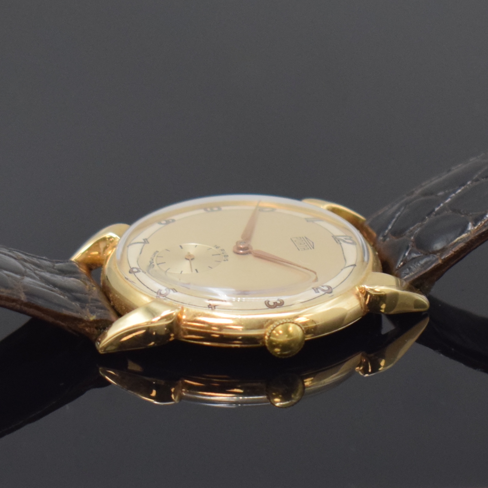 Detail b: PORTA Herrenarmbanduhr in GG 585/000, Schweiz um 1965, Handaufzug, Boden aufgedr., silb. Duoton-Zifferbl. m. arab. Zahlen, gold. Zeiger, kl. Sek. b. ...