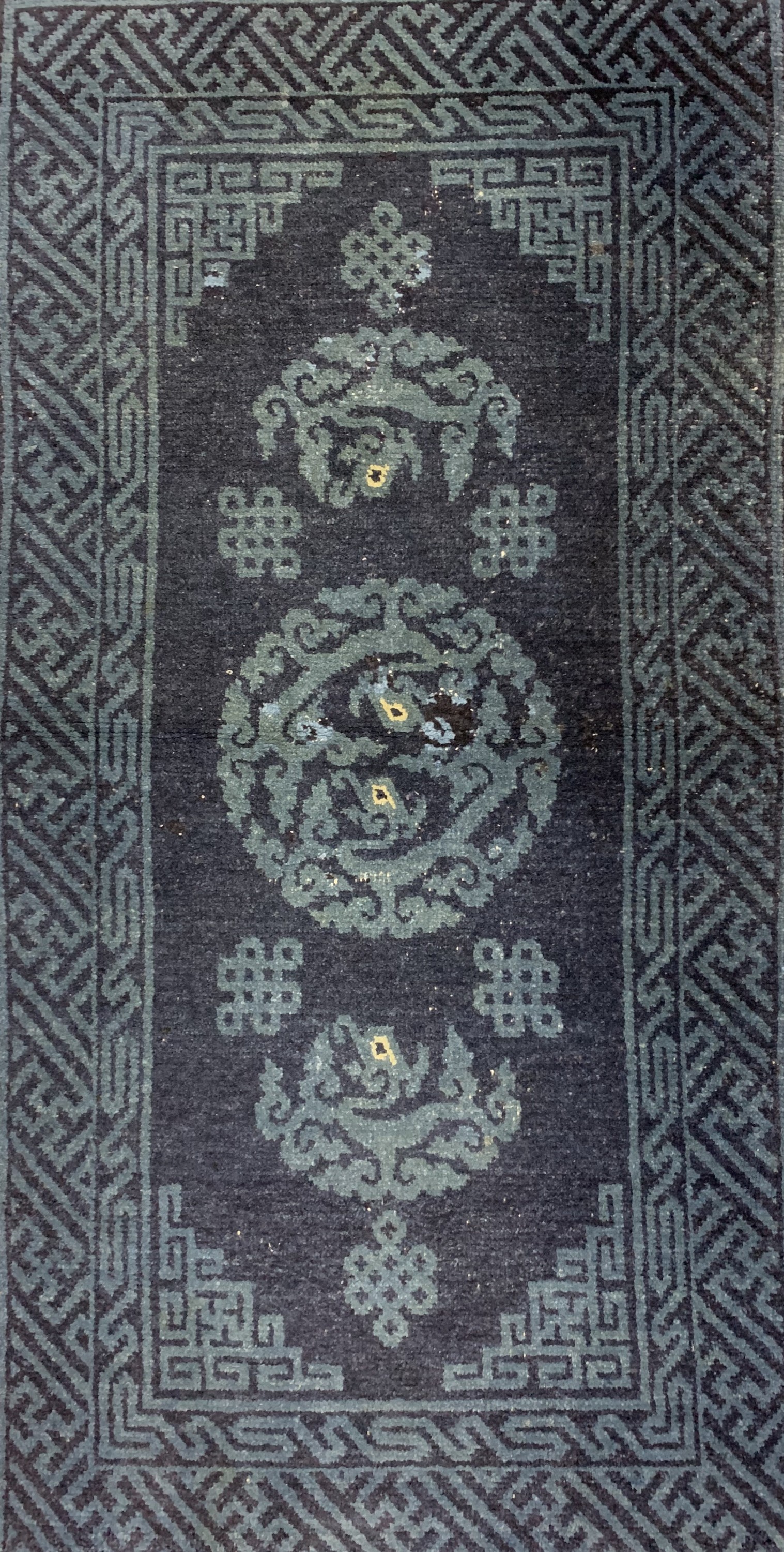 Detail d: Ein Paar paar Pao Tow antik, China, um 1900, Wolle auf Baumwolle, ca. 133 x 70 cm, EHZ: 3
