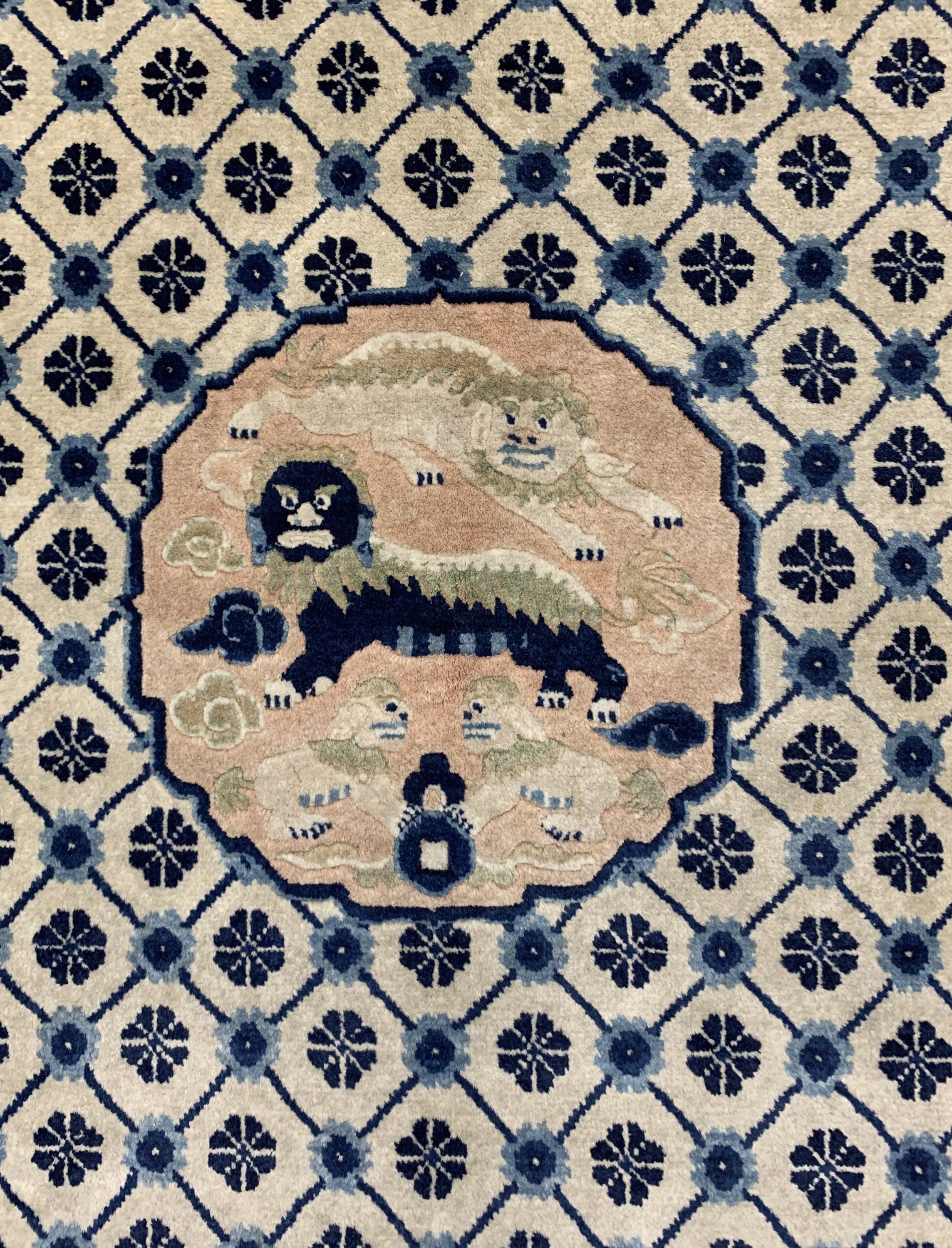 Detail b: Peking"Fo-Hund" alt, China, Anfang 20.Jhd, Wolle auf Baumwolle, ca. 200 x 130 cm, EHZ: 2