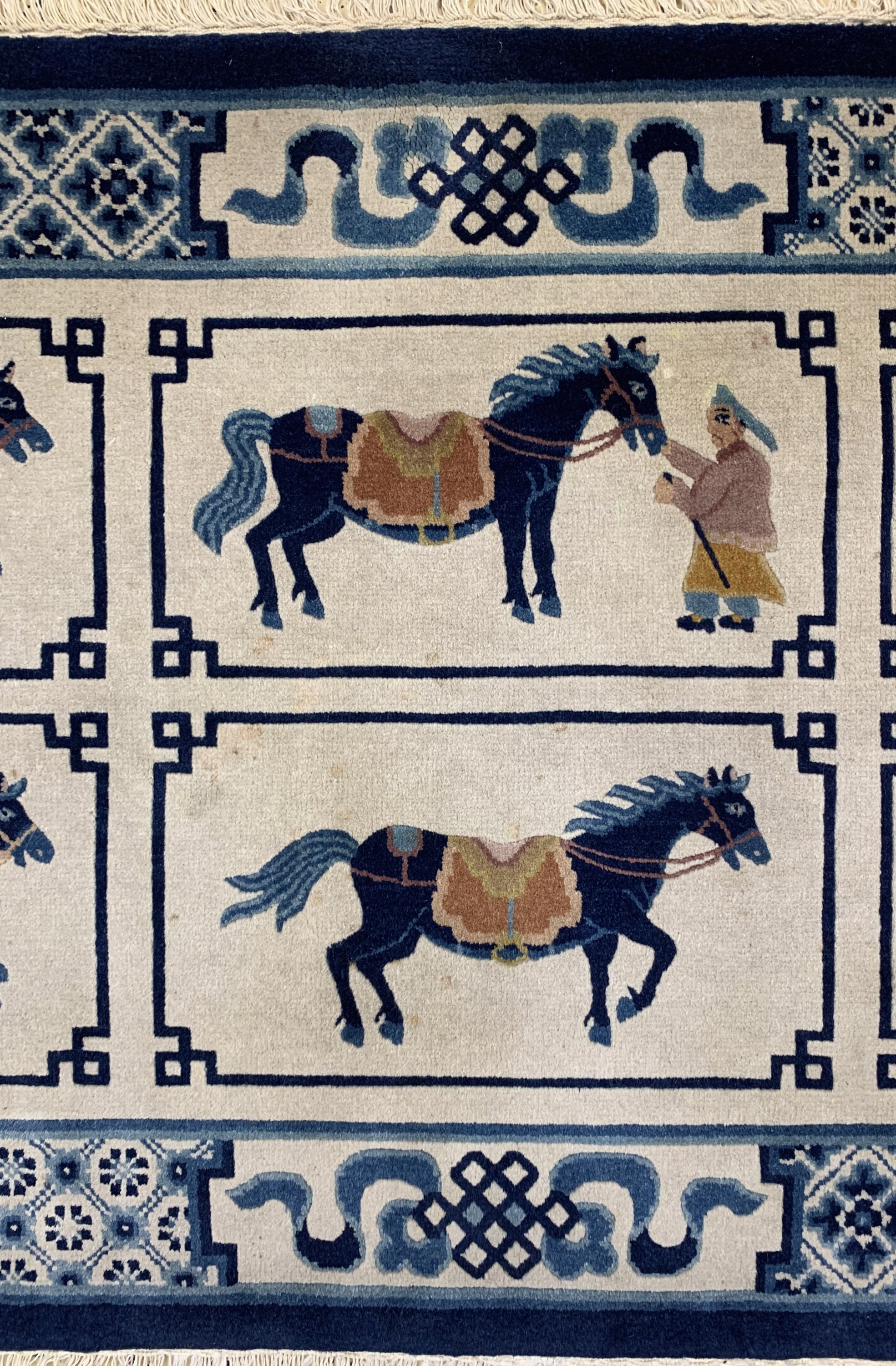 Detail b: Peking alt, China, Ende 20.Jhd, Wolle auf Baumwolle, ca. 185 x 93 cm, Reinigungsbedürftig, EHZ: 2