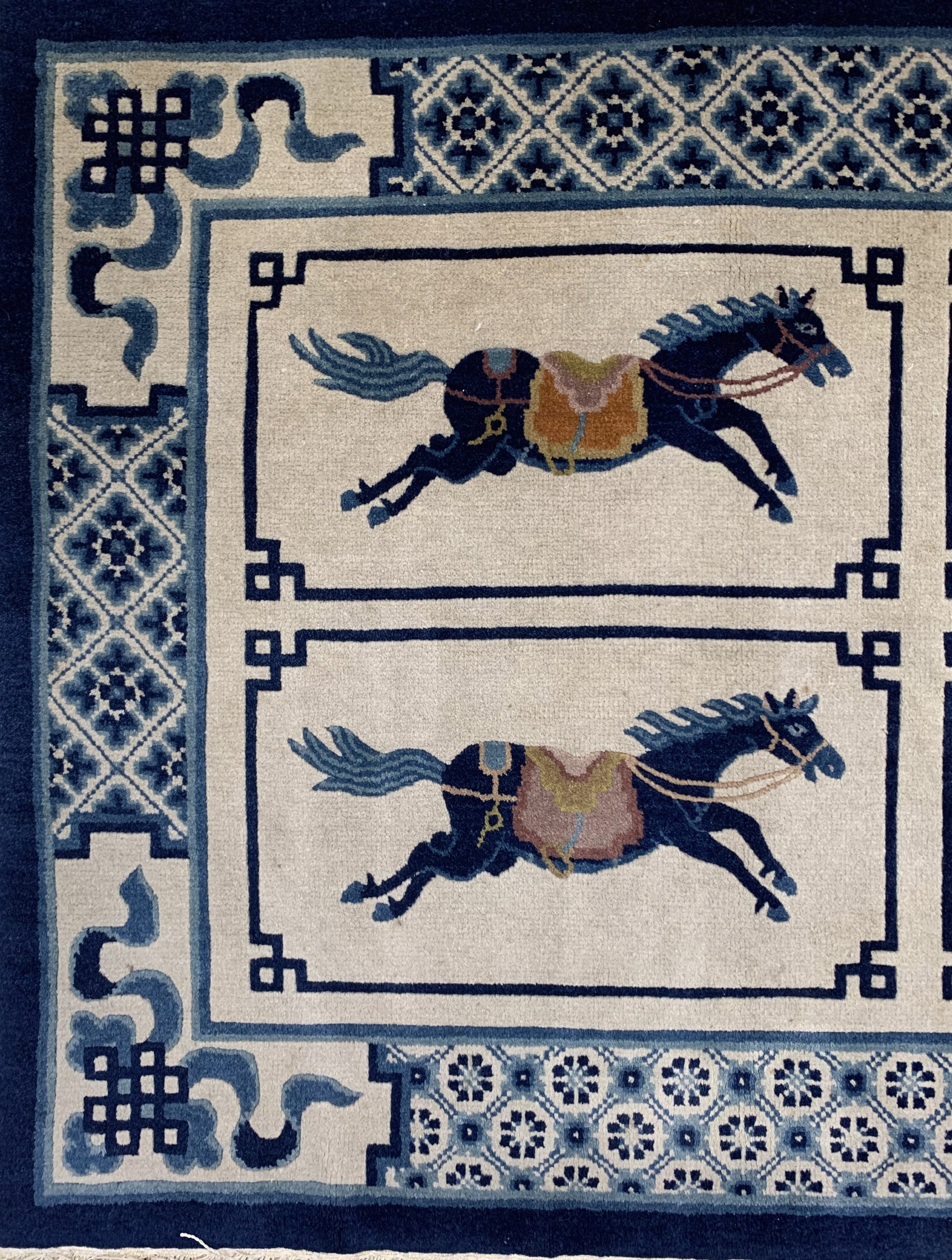 Detail c: Peking alt, China, Ende 20.Jhd, Wolle auf Baumwolle, ca. 185 x 93 cm, Reinigungsbedürftig, EHZ: 2