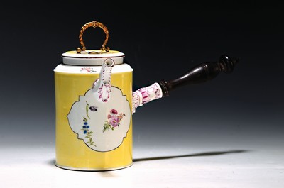 Image 26768007 - Chocolate pot, Meissen, Gottlob Sigmund Birckner, around 1740, porcelain, yellow background, painting with a bouquet of flowers, wooden handle, lid with metal fittings, traces of age, height 13.5 cm