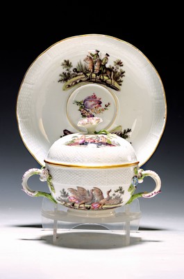 Image 26768008 - Small lidded tureen with presentoir, Meissen, around 1745/50, hunting decoration, old Ozier rim with branch handles, applied flowers, six fine miniature paintings in high quality, lid with scenes based on the Dutch model, saucer with hunters on horseback, and deer with hunting dogs, tureen with two hunting scenes, lid crown in the shape of a carnation, probably painted by different hands, lid slightly rest., H. approx. 12.5 cm, D. 17 cm, slight traces of age