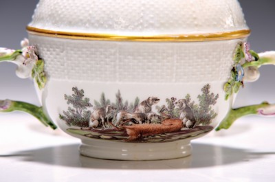 26768008a - Small lidded tureen with presentoir, Meissen, around 1745/50, hunting decoration, old Ozier rim with branch handles, applied flowers, six fine miniature paintings in high quality, lid with scenes based on the Dutch model, saucer with hunters on horseback, and deer with hunting dogs, tureen with two hunting scenes, lid crown in the shape of a carnation, probably painted by different hands, lid slightly rest., H. approx. 12.5 cm, D. 17 cm, slight traces of age