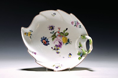 Image 26768016 - Leaf bowl with branch handle, Meissen, around 1755, bossier mark "K" Johann Christian Klügel(1718-1784), fine with bouquet of flowers and scattered flowers, edge with basket relief, min. dam. , outer edge with manufacturing- related glaze defects, approx. 24x21 cm