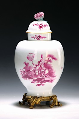 Image 26768024 - Important lidded vase, design by Johann Joachim Kaendler, around 1745, Meissen, according to the consignor, the vase originally came from the household of Amalie Josephina Henriette Princess von Teck (1838- 1893), porcelain, fine Camaieu painting in purple, motifs based on the model of Francois Boucher, rocaille base made of bronze, gold- plated, large flower crowning the lid, age sp., h. 33 cm; no written evidence of provenance available, slightly rest. on the lid