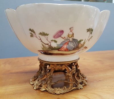 26768034b - Magnificent bowl with fire-gilded bronze fittings, Meissen, around 1745, painting probably Augustin Dietze (1696-1769) (see Lit. Anderson Collection No. 67 in Allen: 18th Century Meissen Porcelain, 1988), probably from the property of Marie Countess von Taubenheim, fine Painting with gallantry scenes, gold decoration, bottom mark, mouth edge bumped and restored, 15x20.5x18 cm