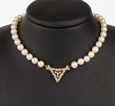 Image 26768036 - Cultured pearl-necklace with 18 kt gold diamond-jewelry clasp
