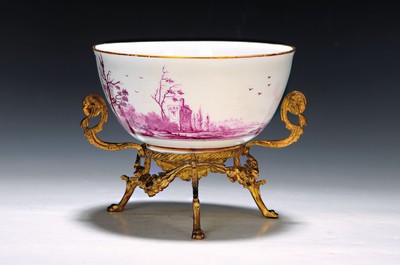 Image 26768048 - Magnificent bowl on a bronze stand, Meissen, painting probably Bonaventura Gottlieb Häuer, around 1745/50, porcelain, camaieu painting in purple, pastoral landscape all around, inside base with picture cartouche, masterly depth perspective, gold edges, gold-plated bronze fittings, mouth edge restored, D. 15.5 cm, slight traces of age