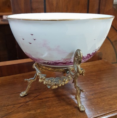 26768048b - Magnificent bowl on a bronze stand, Meissen, painting probably Bonaventura Gottlieb Häuer, around 1745/50, porcelain, camaieu painting in purple, pastoral landscape all around, inside base with picture cartouche, masterly depth perspective, gold edges, gold-plated bronze fittings, mouth edge restored, D. 15.5 cm, slight traces of age
