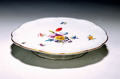 Image 26768080 - Rococo centerpiece, Meissen, around 1750/60, porcelain, maker's mark "H" Johann Gottlieb Haase (1709-1763), flower bouquet painting, gold rim, mark with incised mark, diameter 23 cm