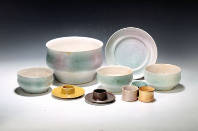 Image 26768088 - Lee Babel (born 1940 Heilbronn): mixed lot of artist ceramics, ceramics, green and pink or colorful glazed, large bowl, 6 plates D. 19 cm, 6 bowls, 2 egg cups, 6 napkin rings, signs of age, artist's signet on the bottom, Babel studied at the Berlin Academy and completed an apprenticeship in the ceramics workshop at Walburga Külz in Rheingau, numerous exhibitions, especially in Germany and Italy