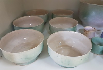 26768088a - Lee Babel (born 1940 Heilbronn): mixed lot of artist ceramics, ceramics, green and pink or colorful glazed, large bowl, 6 plates D. 19 cm, 6 bowls, 2 egg cups, 6 napkin rings, signs of age, artist's signet on the bottom, Babel studied at the Berlin Academy and completed an apprenticeship in the ceramics workshop at Walburga Külz in Rheingau, numerous exhibitions, especially in Germany and Italy
