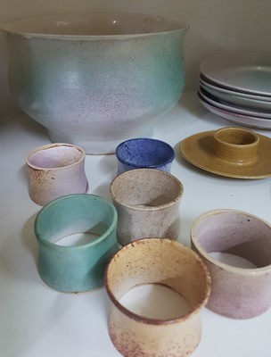 26768088b - Lee Babel (born 1940 Heilbronn): mixed lot of artist ceramics, ceramics, green and pink or colorful glazed, large bowl, 6 plates D. 19 cm, 6 bowls, 2 egg cups, 6 napkin rings, signs of age, artist's signet on the bottom, Babel studied at the Berlin Academy and completed an apprenticeship in the ceramics workshop at Walburga Külz in Rheingau, numerous exhibitions, especially in Germany and Italy