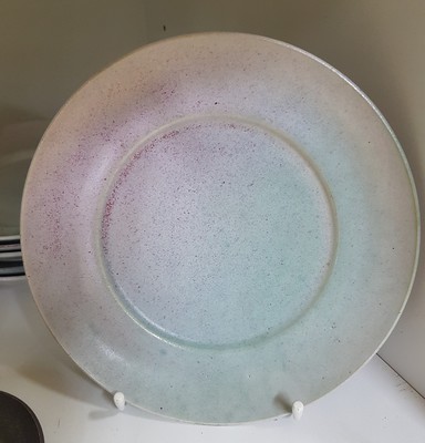 26768088c - Lee Babel (born 1940 Heilbronn): mixed lot of artist ceramics, ceramics, green and pink or colorful glazed, large bowl, 6 plates D. 19 cm, 6 bowls, 2 egg cups, 6 napkin rings, signs of age, artist's signet on the bottom, Babel studied at the Berlin Academy and completed an apprenticeship in the ceramics workshop at Walburga Külz in Rheingau, numerous exhibitions, especially in Germany and Italy