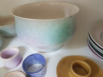 26768088d - Lee Babel (born 1940 Heilbronn): mixed lot of artist ceramics, ceramics, green and pink or colorful glazed, large bowl, 6 plates D. 19 cm, 6 bowls, 2 egg cups, 6 napkin rings, signs of age, artist's signet on the bottom, Babel studied at the Berlin Academy and completed an apprenticeship in the ceramics workshop at Walburga Külz in Rheingau, numerous exhibitions, especially in Germany and Italy