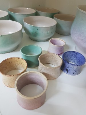 26768088e - Lee Babel (born 1940 Heilbronn): mixed lot of artist ceramics, ceramics, green and pink or colorful glazed, large bowl, 6 plates D. 19 cm, 6 bowls, 2 egg cups, 6 napkin rings, signs of age, artist's signet on the bottom, Babel studied at the Berlin Academy and completed an apprenticeship in the ceramics workshop at Walburga Külz in Rheingau, numerous exhibitions, especially in Germany and Italy