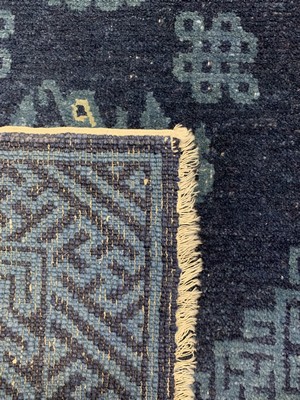 26768093e - A pair of Pao Tow antique, China, around 1900,wool on cotton, approx. 133 x 70 cm, condition: 3. Rugs, Carpets & Flatweaves