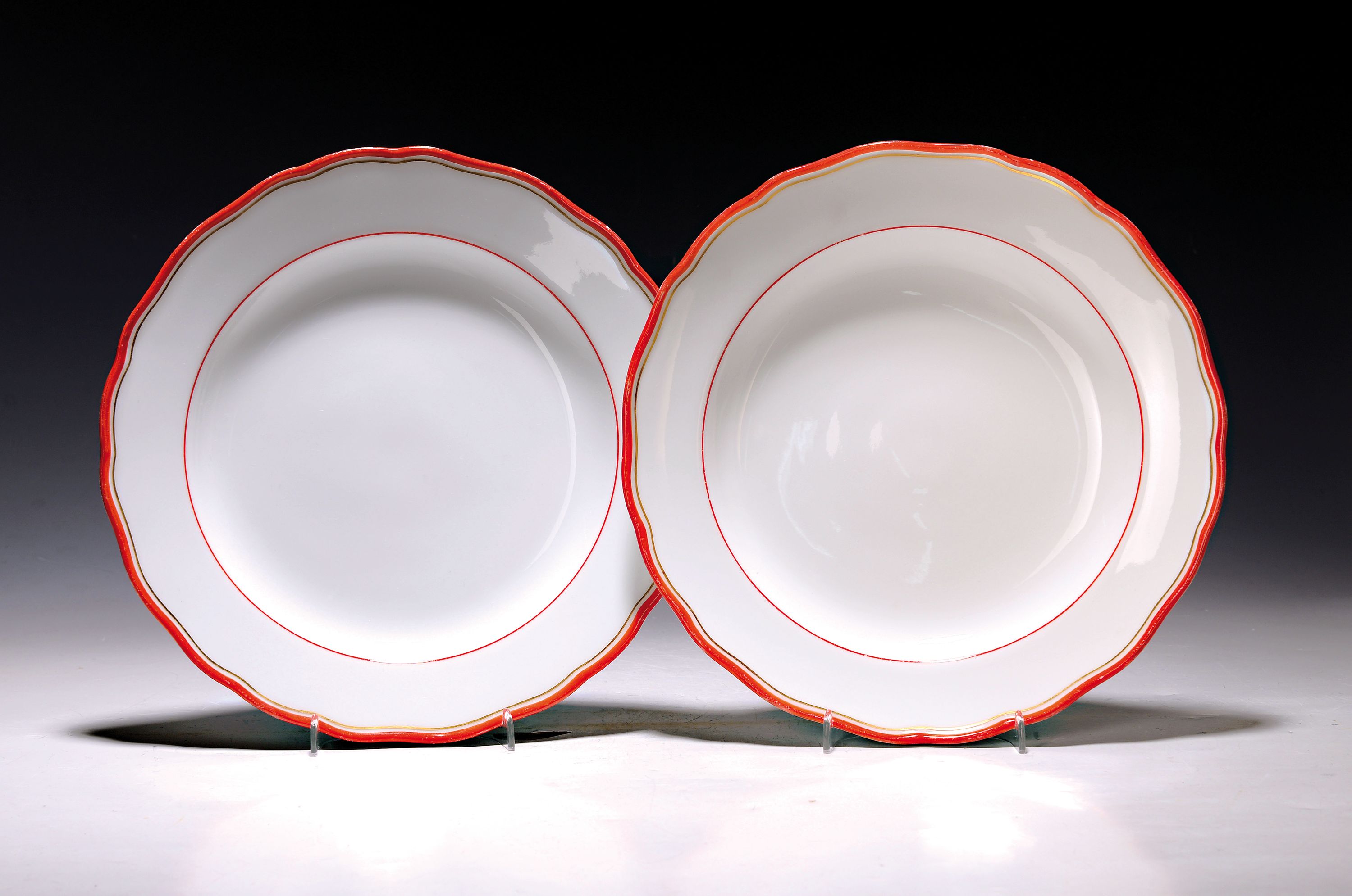 Paar Speiseteller aus dem Perlservice, Meissen, Punktzeit/um 1840/60, Porzellan, Bordüre in Purpur und Gold, berieben, 1 Teller am Standring ...