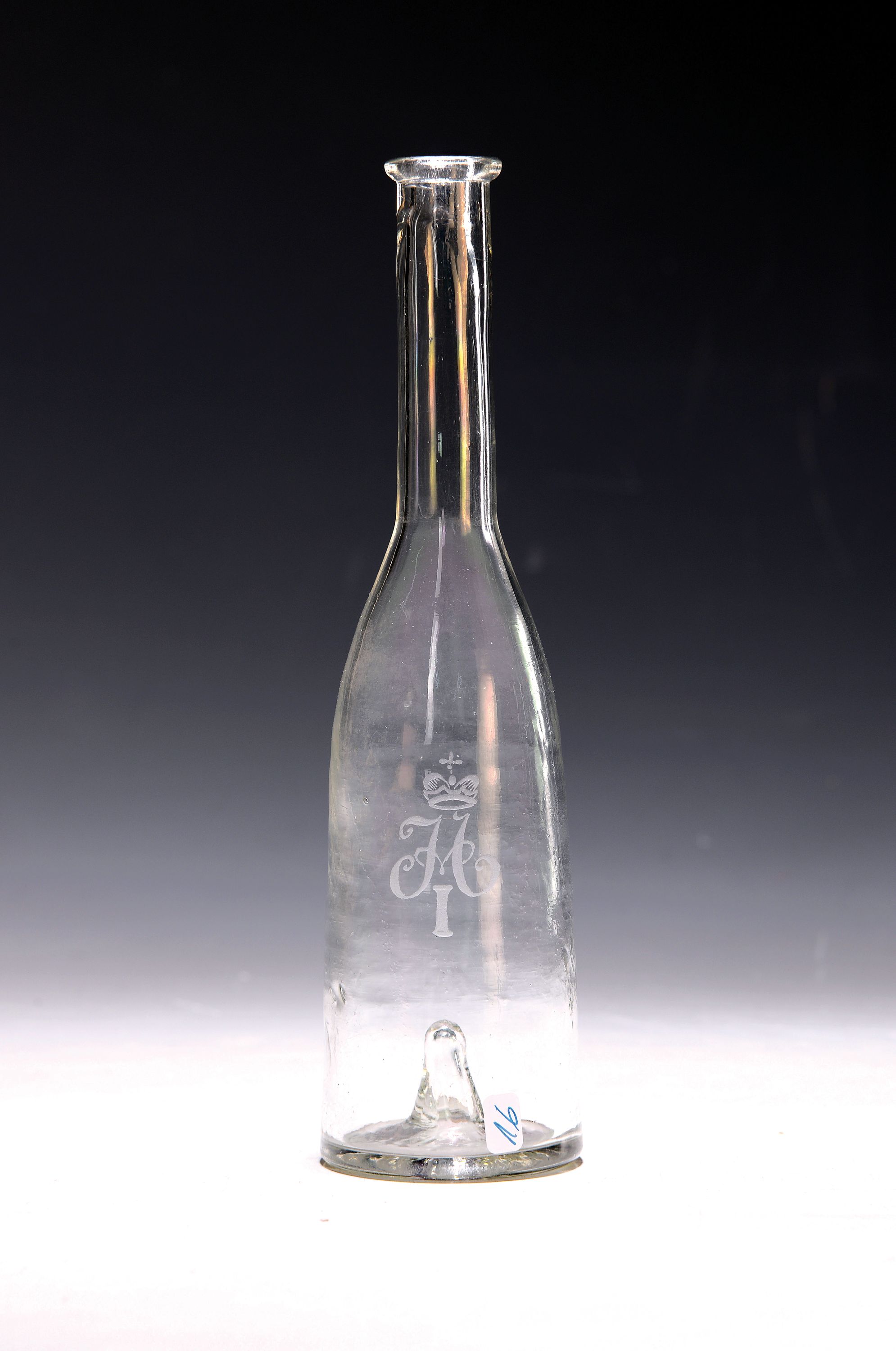 Biedermeier Likörflasche, St. Petersburg, 1825-55, mundgeblasenes farbloses Glas, graviertes Monogramm von Zar Nikolaus I (1796 -1855), H. 21 cm