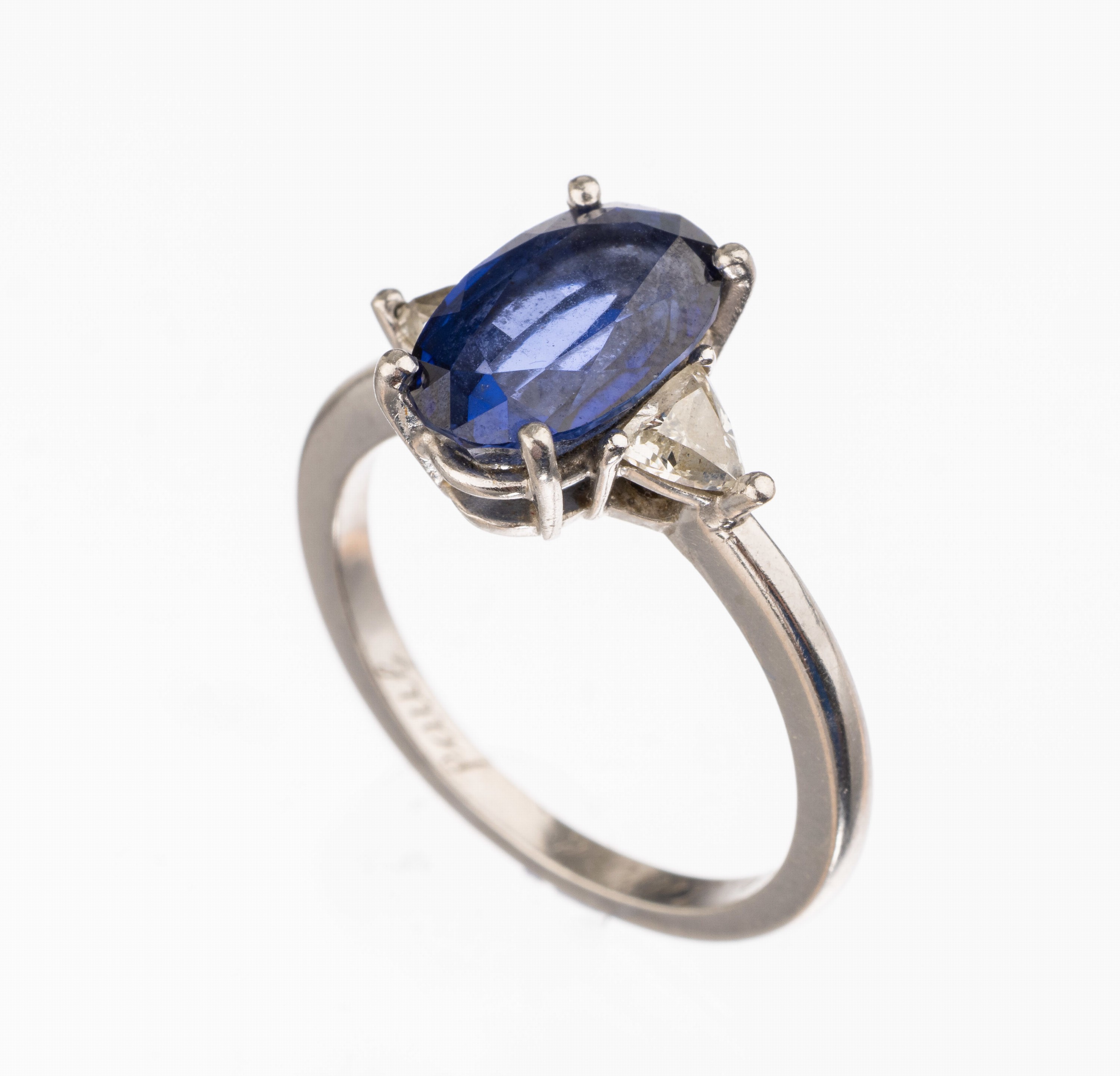 Platin Saphir-Diamant-Ring, bes. mit einem ovalfacett. Saphir ca. 4.49 ct, seitl. 2 Diam.-triangeln zus. ca. 0.50 ct Weiß/si, RW 59, ca. 7.4 g, ...