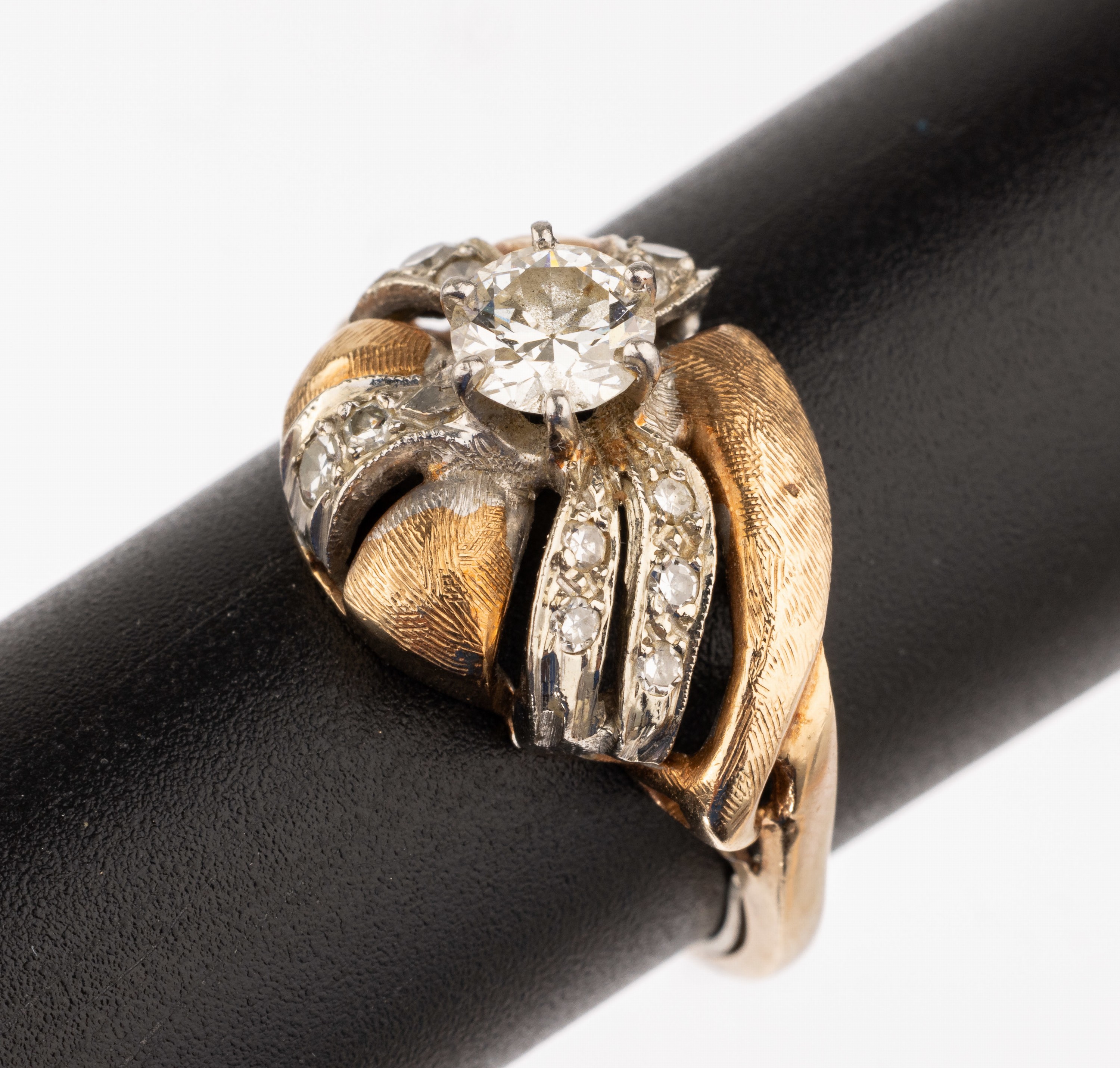 14 kt Gold Diamant-Ring, 1930er Jahre, RG/ WG 585/000, mittiger Brillant ca. 0.65 ct Weiß/vs, fächerartig in WG umgeben von 11 8/8 -Diamanten zus. ...