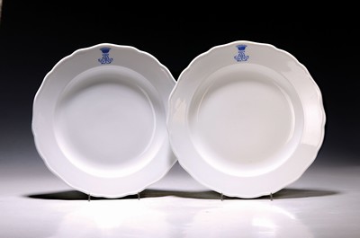 Image 26768105 - Pair of courtly plates, Meissen, knob period/around 1840/60, white porcelain, shape of new cutout, on-glaze blue monogram of the count's crown, traces of age, diameter 25 cm each