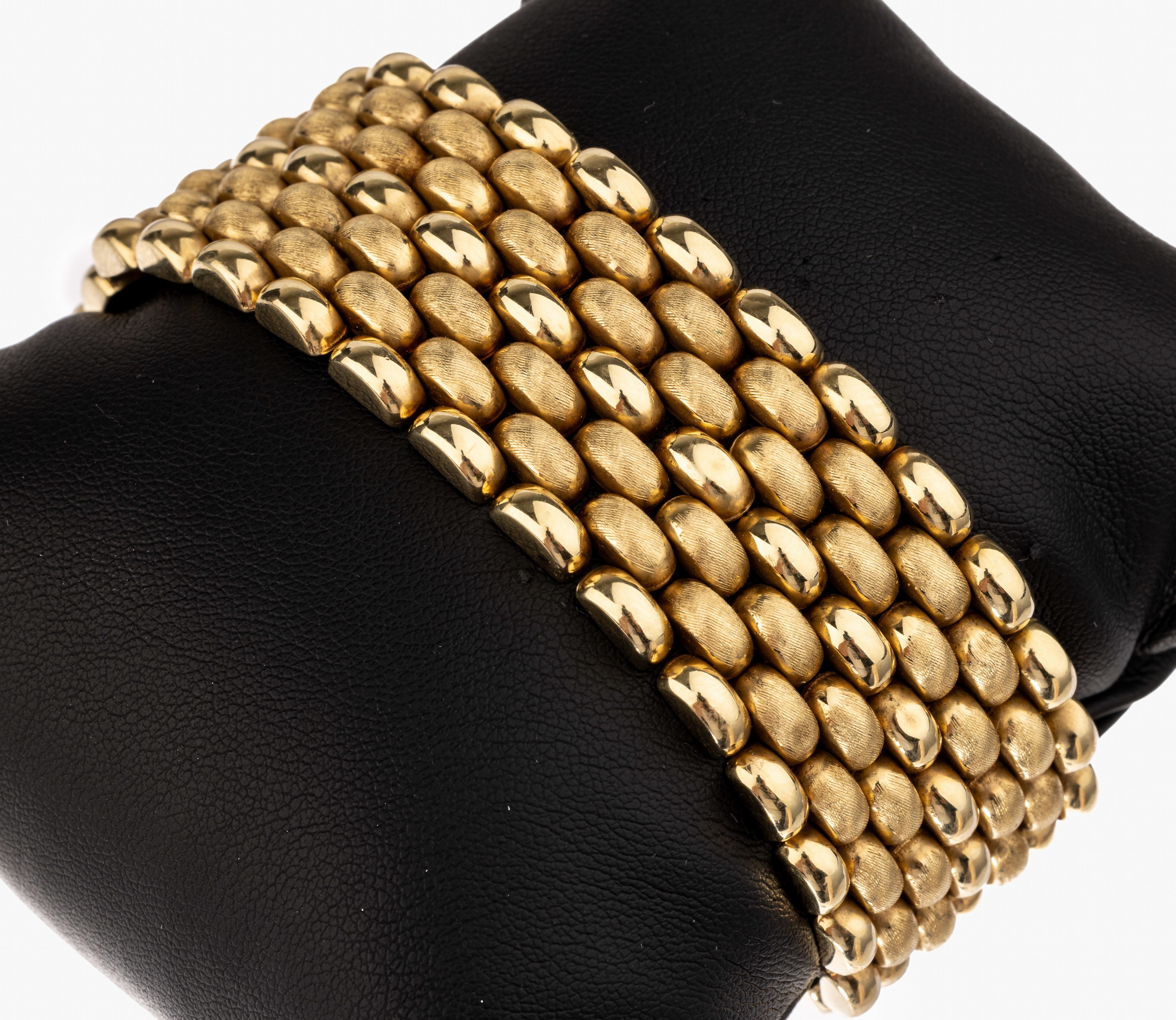 14 kt Gold Armband, GG 585/000, sat. und pol., Backsteinoptik, B. ca. 2.5 cm, L. ca. 19.5 cm, Kastenschloss mit 2 Sicherheitsachten, ca. 65.0 g