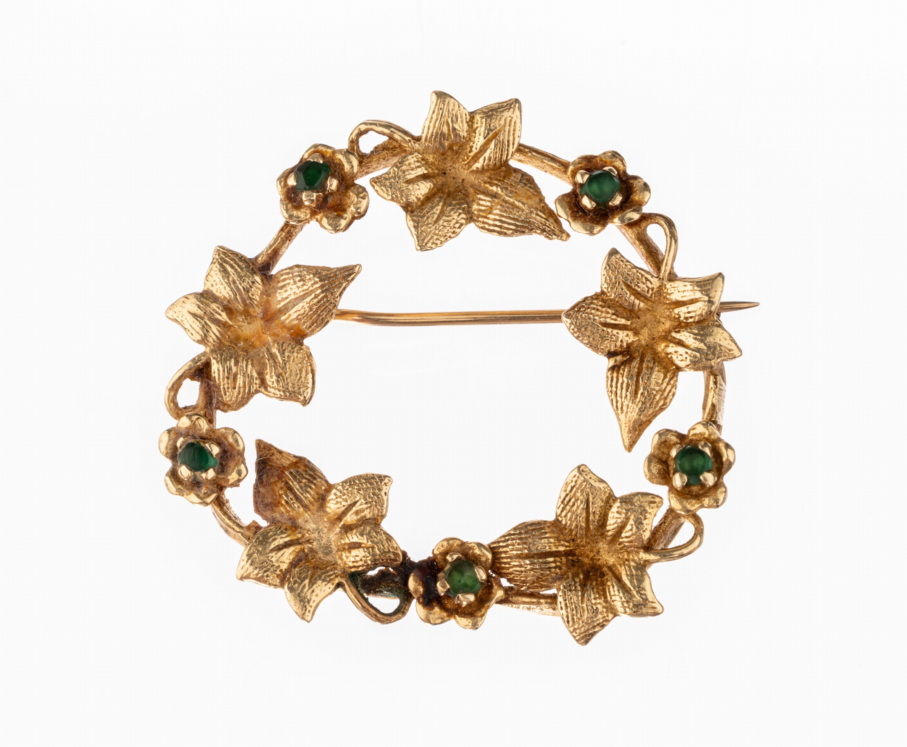 14 kt Gold Brosche "Blätter", GG 585/000 gepr., Kreisbrosche mit Efeublättern, kl. rundfacett. grünen Glassteinen, D. ca. 3 cm, ca. 4.1 ...