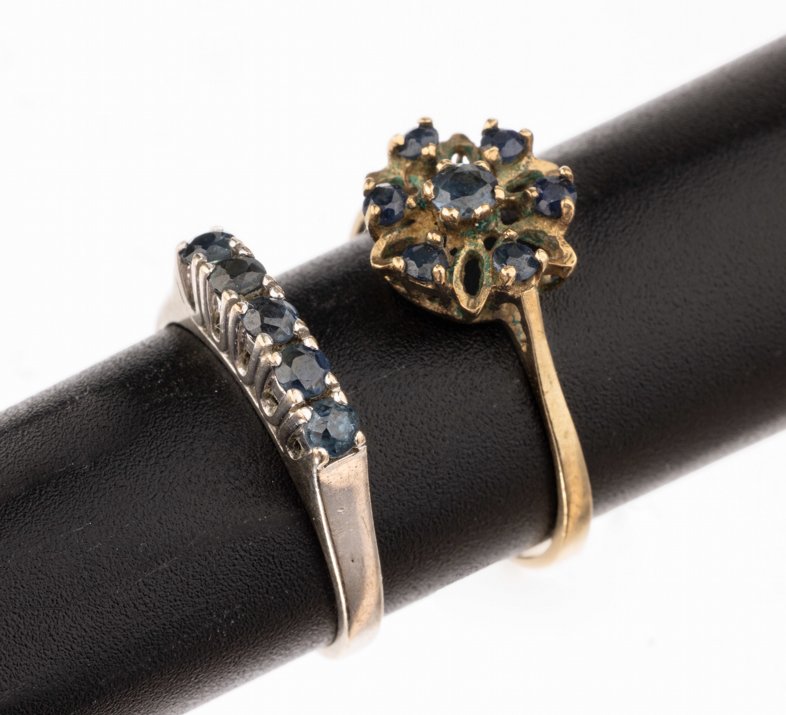 Konvolut 2 Saphir-Ringe, 1 x WG 585/000, 5 rundfacett. Saphire ca. 0.15 ct, RW 52, und 1 x GG 333/000, 7 rundfacett. Saphire zus. ca.0.15 ct, RW 57, ...