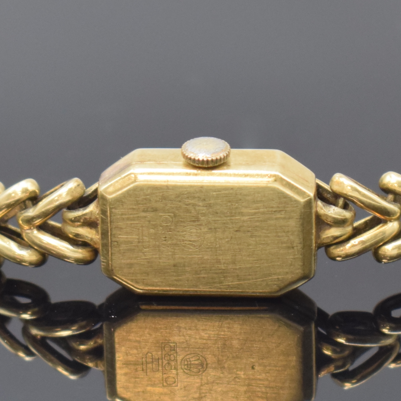 Detail c: Damenarmbanduhr in GG 585/000, Schweiz um 1955, Handaufzug, Boden aufgedr., Zifferbl. m. aufges. Indizes altersbed. fl., 17 St., Kal. AS 1051, ...
