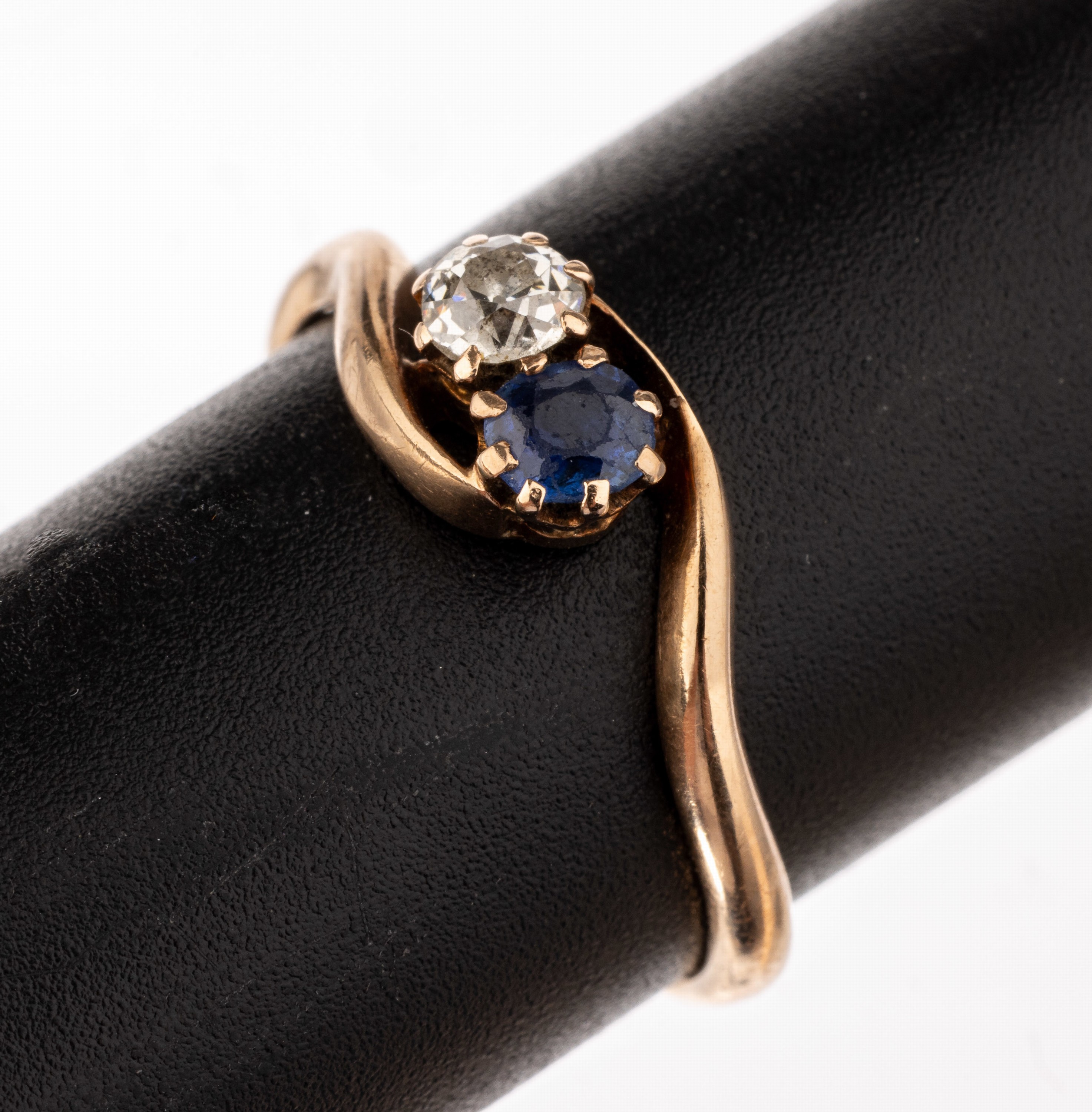 14 kt Gold Diamant-Saphir-Ring, um 1910, RoseG 585/000, 1 Altschliffdiamant ca. 0.20 ct Weiß/si, 1 rundfacett. Saphir ca. 0.15 ct, RW 59, ca. 2.5 g