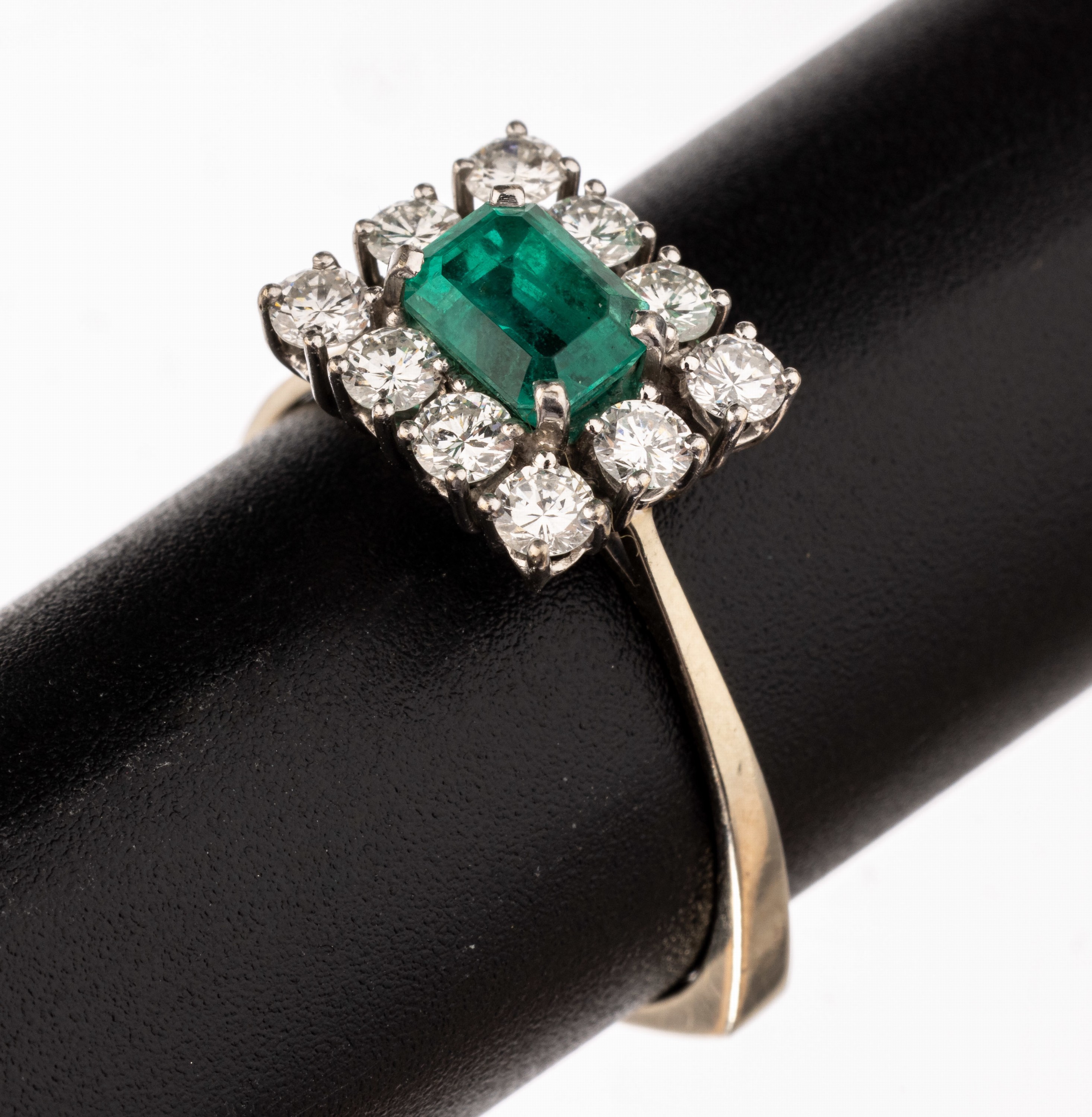 14 kt Gold Smaragd-Brillant-Ring, WG 585/000 gepr., rechteckiger Ringkopf, mittig erhaben gefasster Smaragd im Emerald-Cut ca. 0.50 ct, umgeben von ...