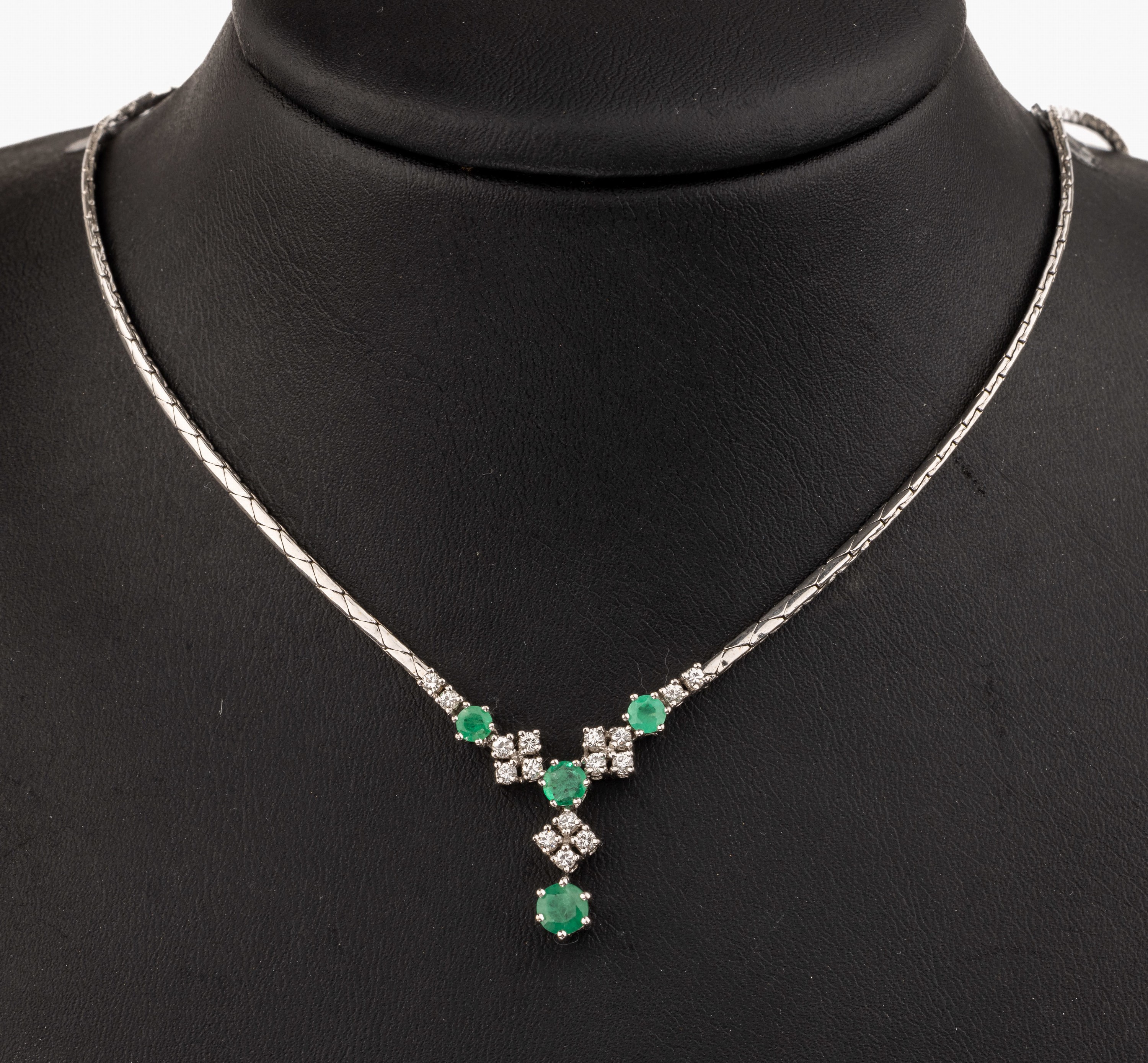 14 kt Gold Smaragd-Diamant-Collier, WG 585/000 gepr., Mittelteil mit 4 rundfacett. Smaragden zus. ca. 0.35 ct, 16 Brillanten zus. ca. 0.48 ct ...