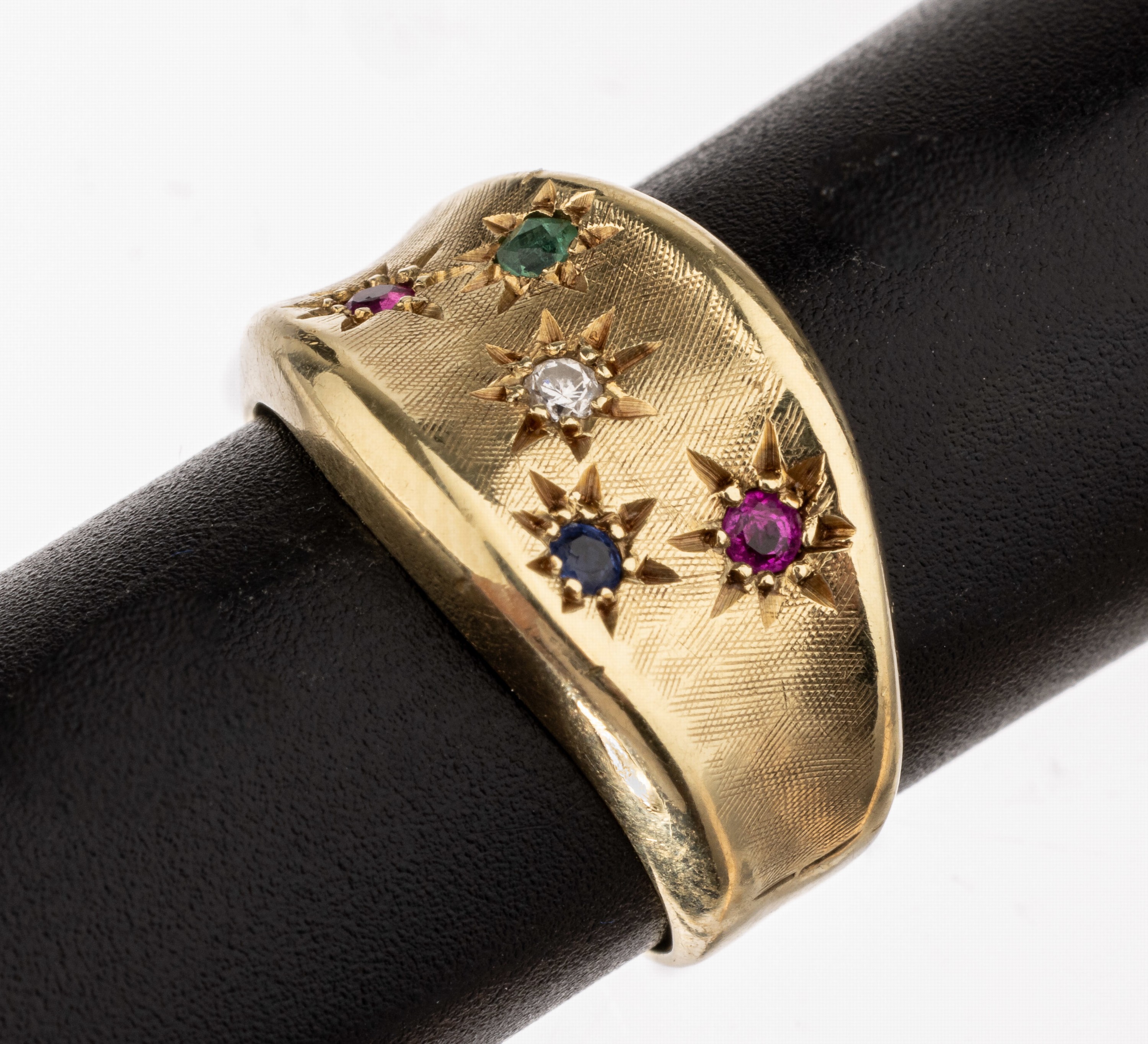 14 kt Gold Farbstein-Brillant-Ring, GG 585/000 gepr., 2 rundfacett. Rubine, 1 rundfacett. Saphir und 1 rundfacett. Smaragd zus. ca. 0.04 ct, 1 ...