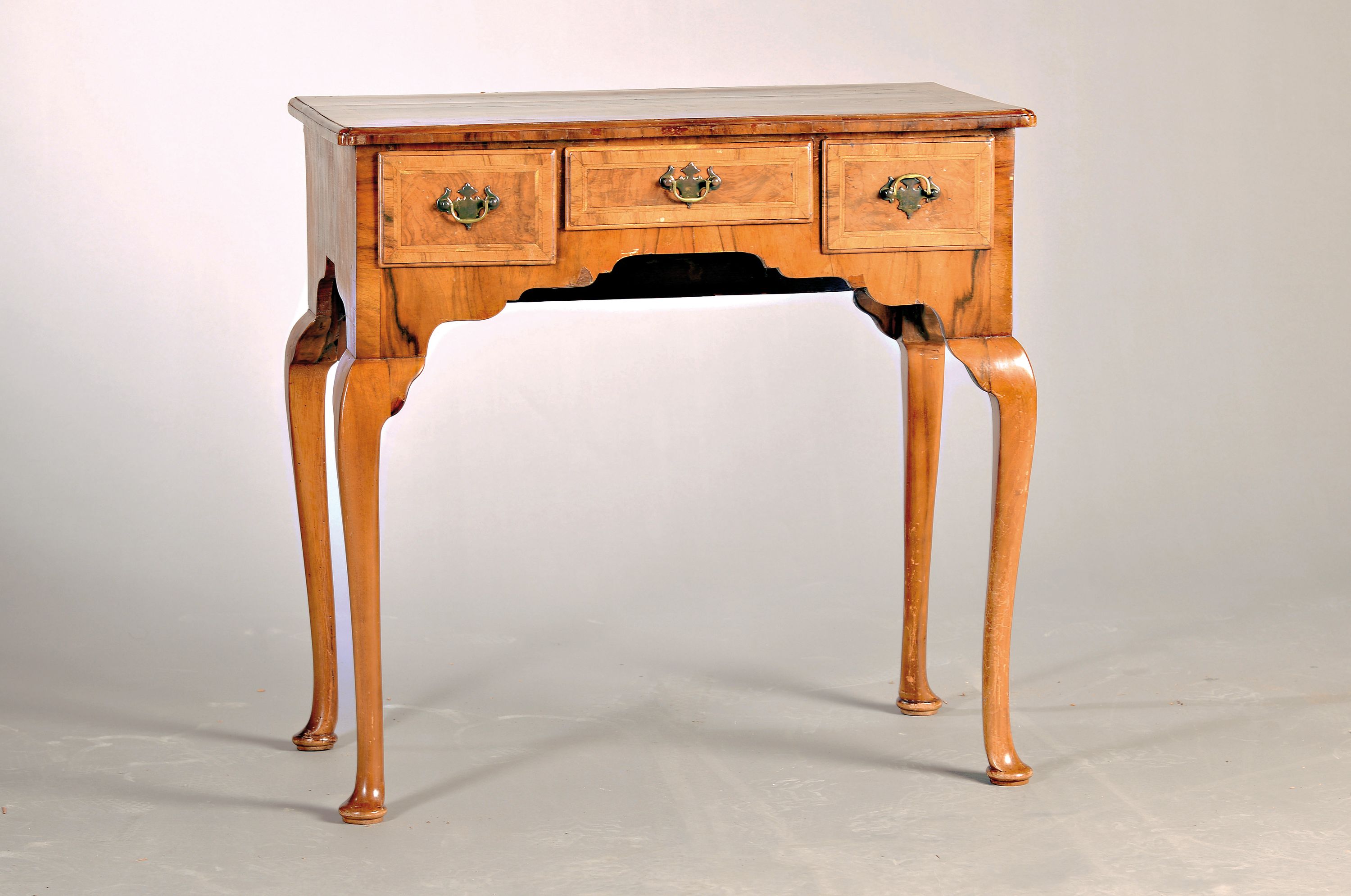 Kleiner Schreibtisch, England, 19.Jh., Nußbaumfurnier, Fischgrätbandeinlagen, 3 Schubladen, ca. 73 x 76 x 43 cm, EZ 2-3