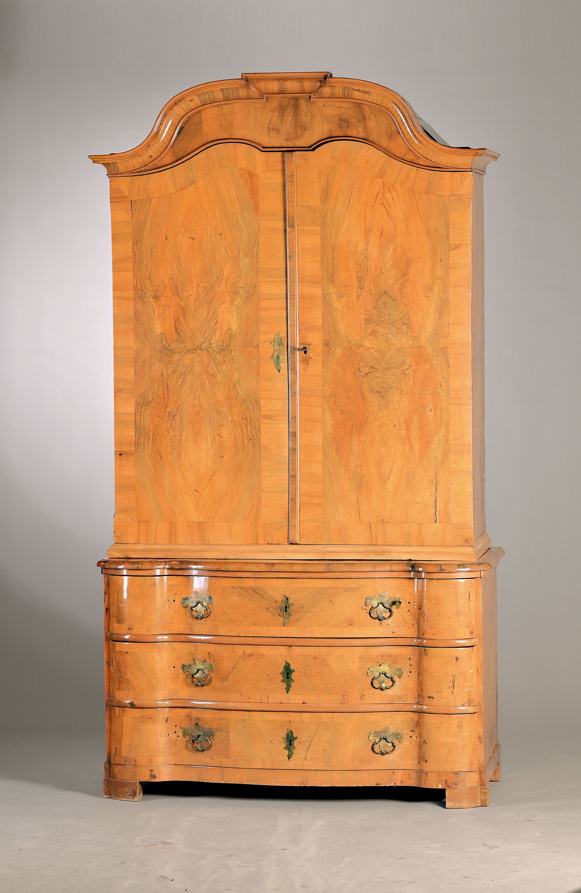 Barock-Aufsatzkommode, um 1730, wohl Braunschweig, Nußbaumfurnier, Aufsatz zweitürig, Kommodenunterteil doppelt geschweift mit 3 Schubladen, ...