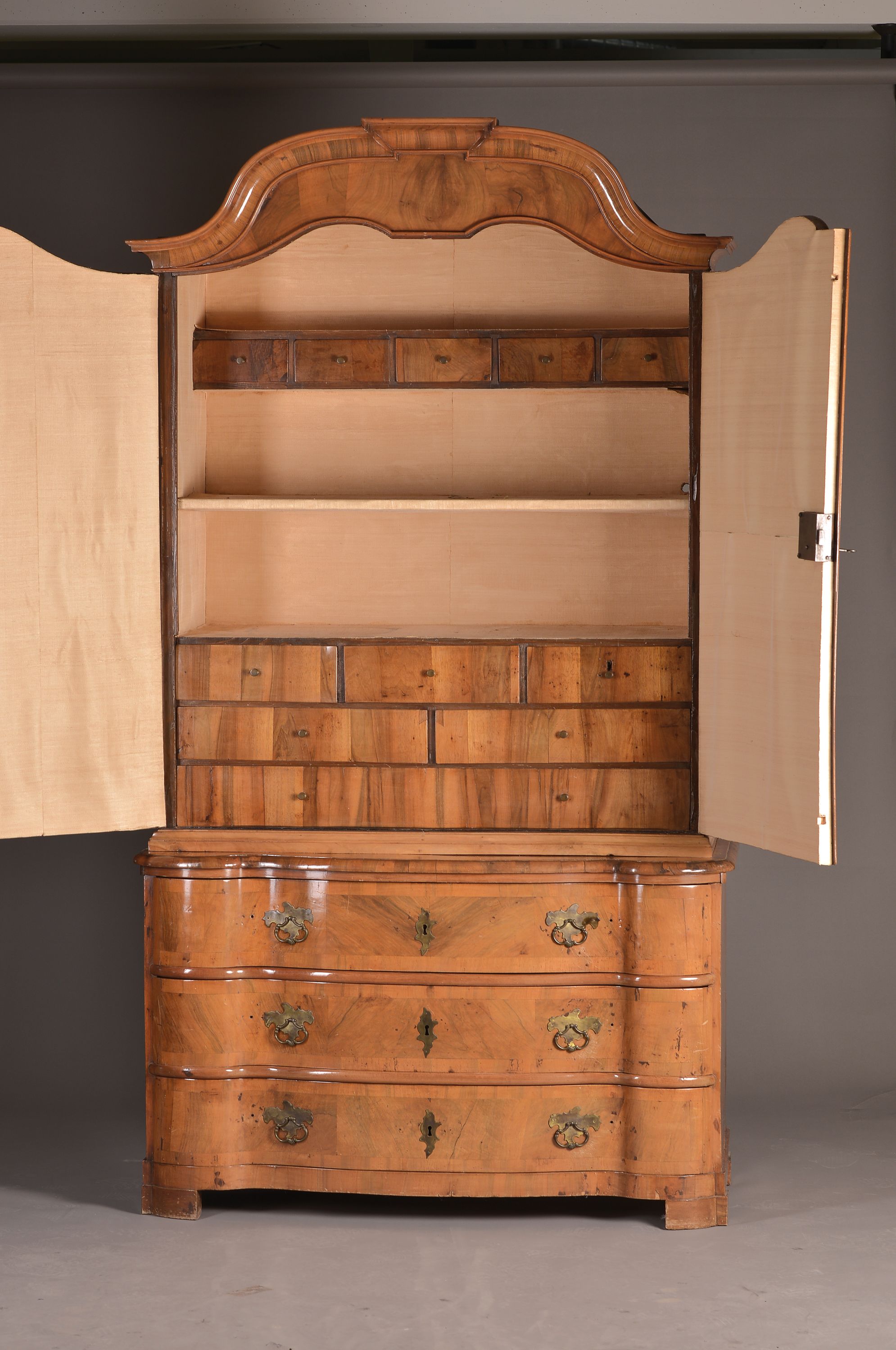 Detail a: Barock-Aufsatzkommode, um 1730, wohl Braunschweig, Nußbaumfurnier, Aufsatz zweitürig, Kommodenunterteil doppelt geschweift mit 3 Schubladen, ...