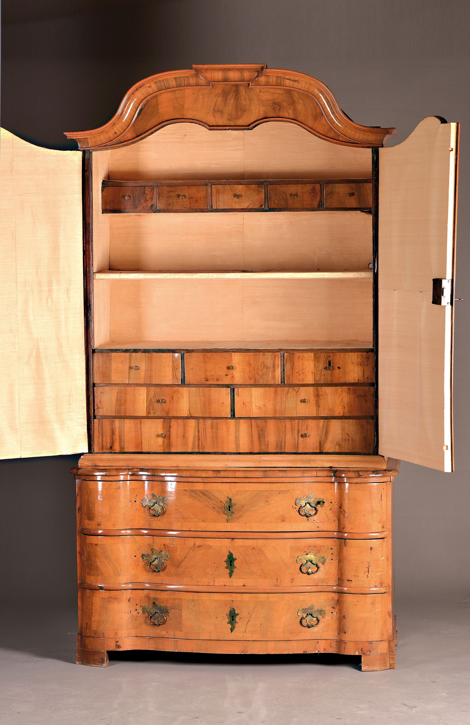 Detail b: Barock-Aufsatzkommode, um 1730, wohl Braunschweig, Nußbaumfurnier, Aufsatz zweitürig, Kommodenunterteil doppelt geschweift mit 3 Schubladen, ...