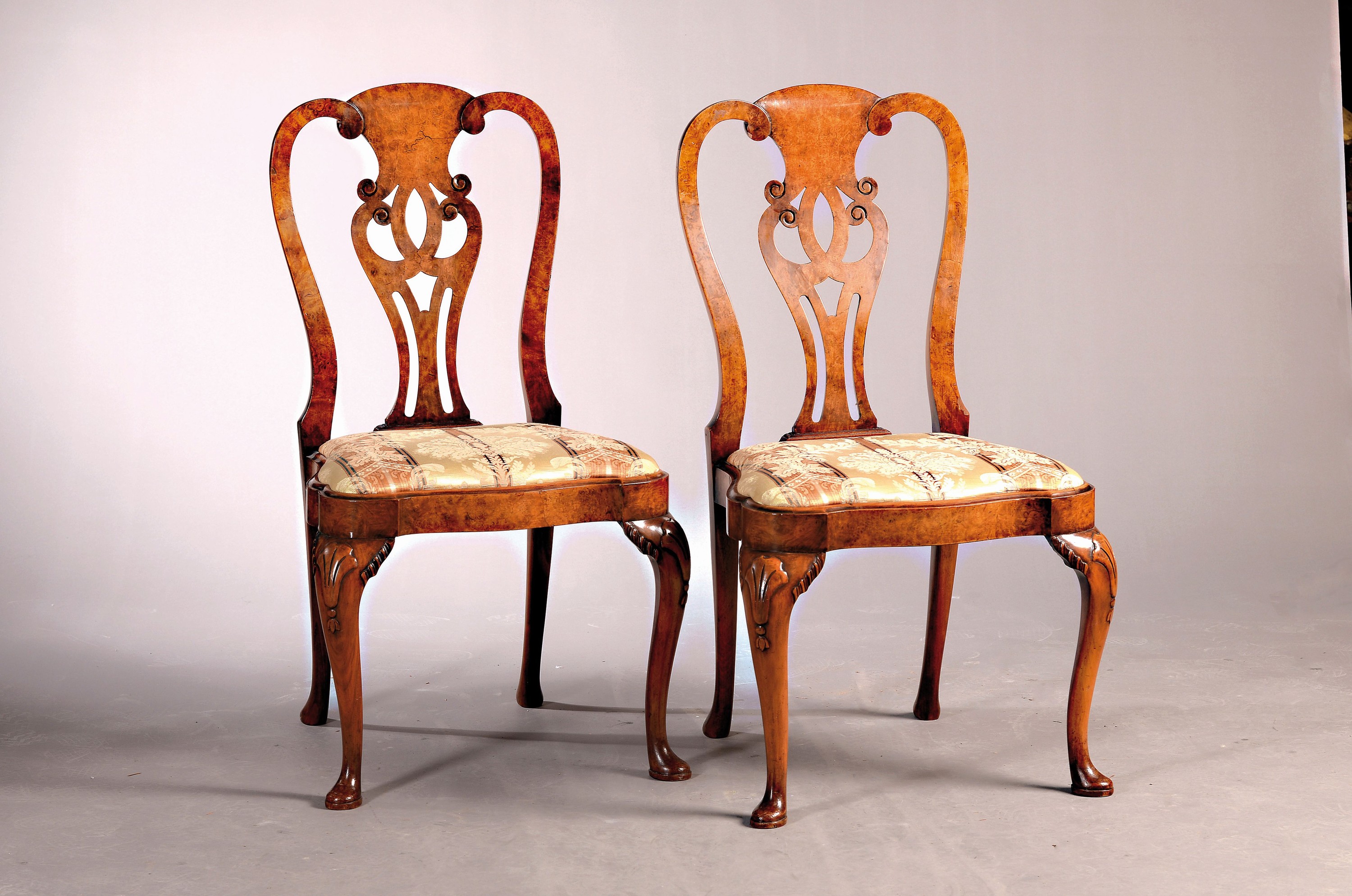 Paar Stühle, Queen-Anne-Stil, um 1900, Nußbaum massiv, Sitz gepolstert und bezogen, Rückenlehne mit Durchbrucharbeit, H. ca. 97 cm, Sh. ca. 45 cm, ...