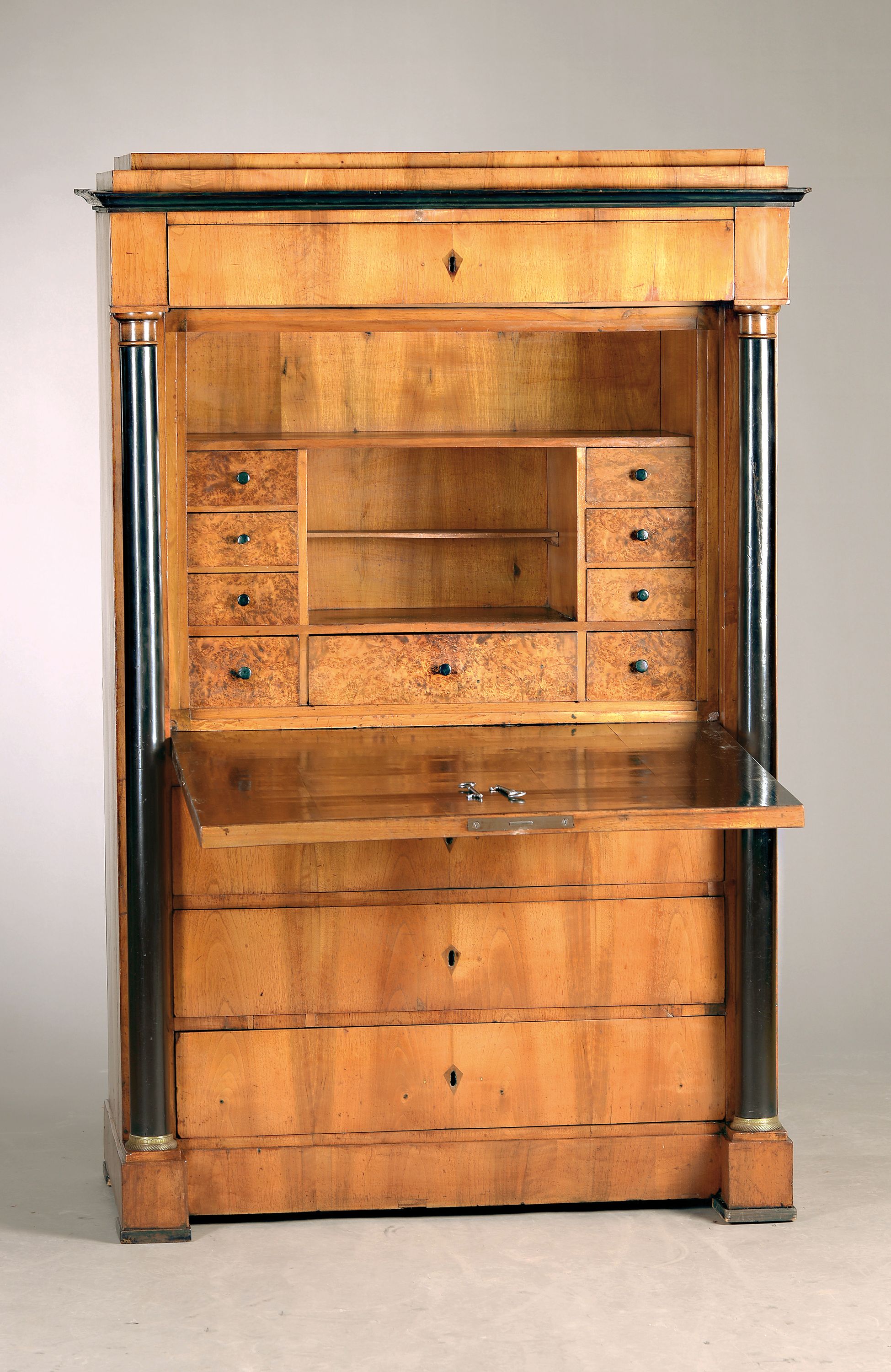 Biedermeiersekretär, um 1820, Nußbaumfurnier 4 Schubladen, ebonisierte Vollsäulen, hinter Schrägklappe Inneneinteilung mit 9 Schubladen und ...
