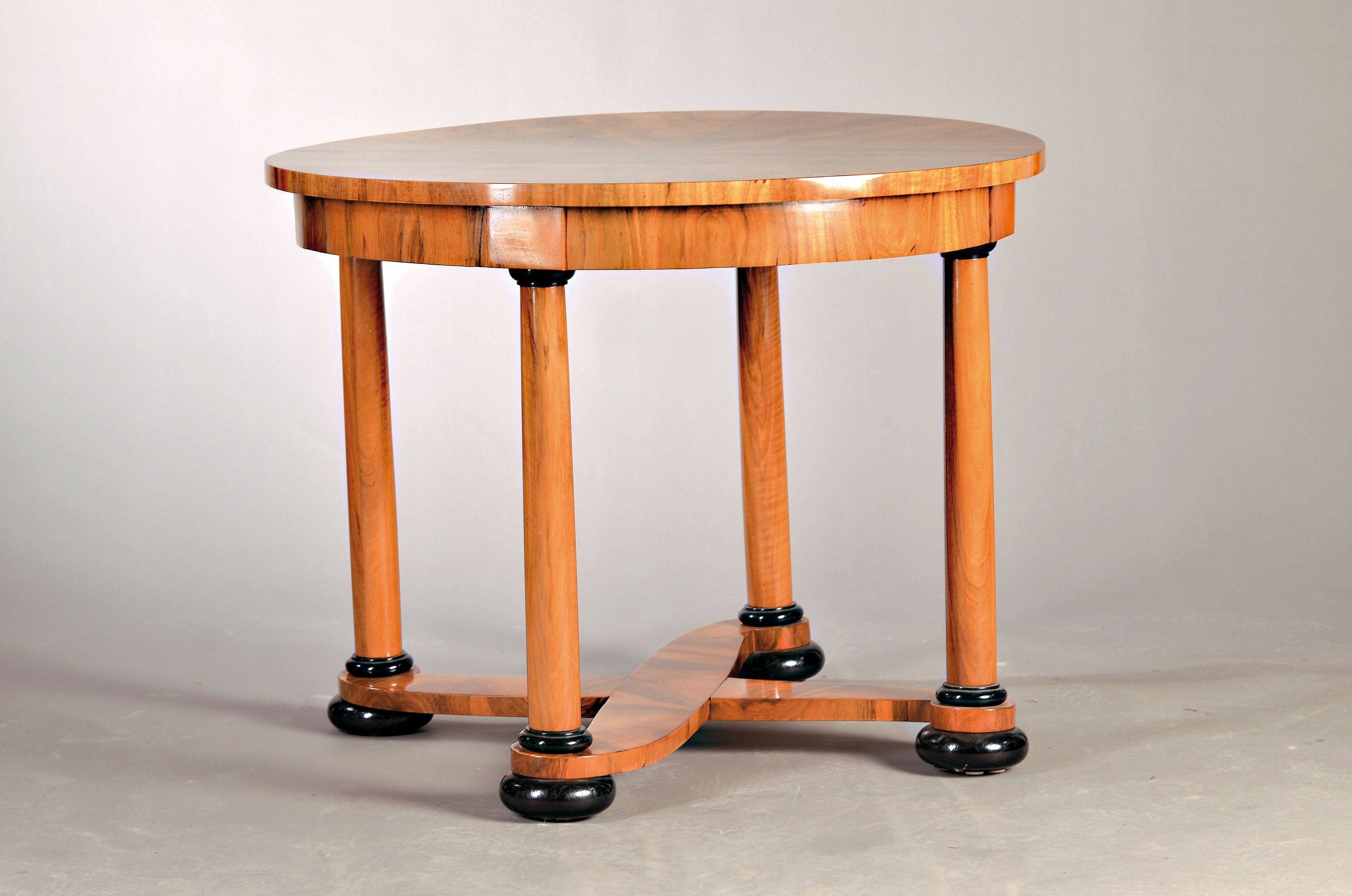 Biedermeier Salontisch, um 1820, Nußbaumfurnier, z.T. ebonisiert, unterer Verbindungssteg, H. ca. 74 cm, D. ca. 93 cm, EZ 2