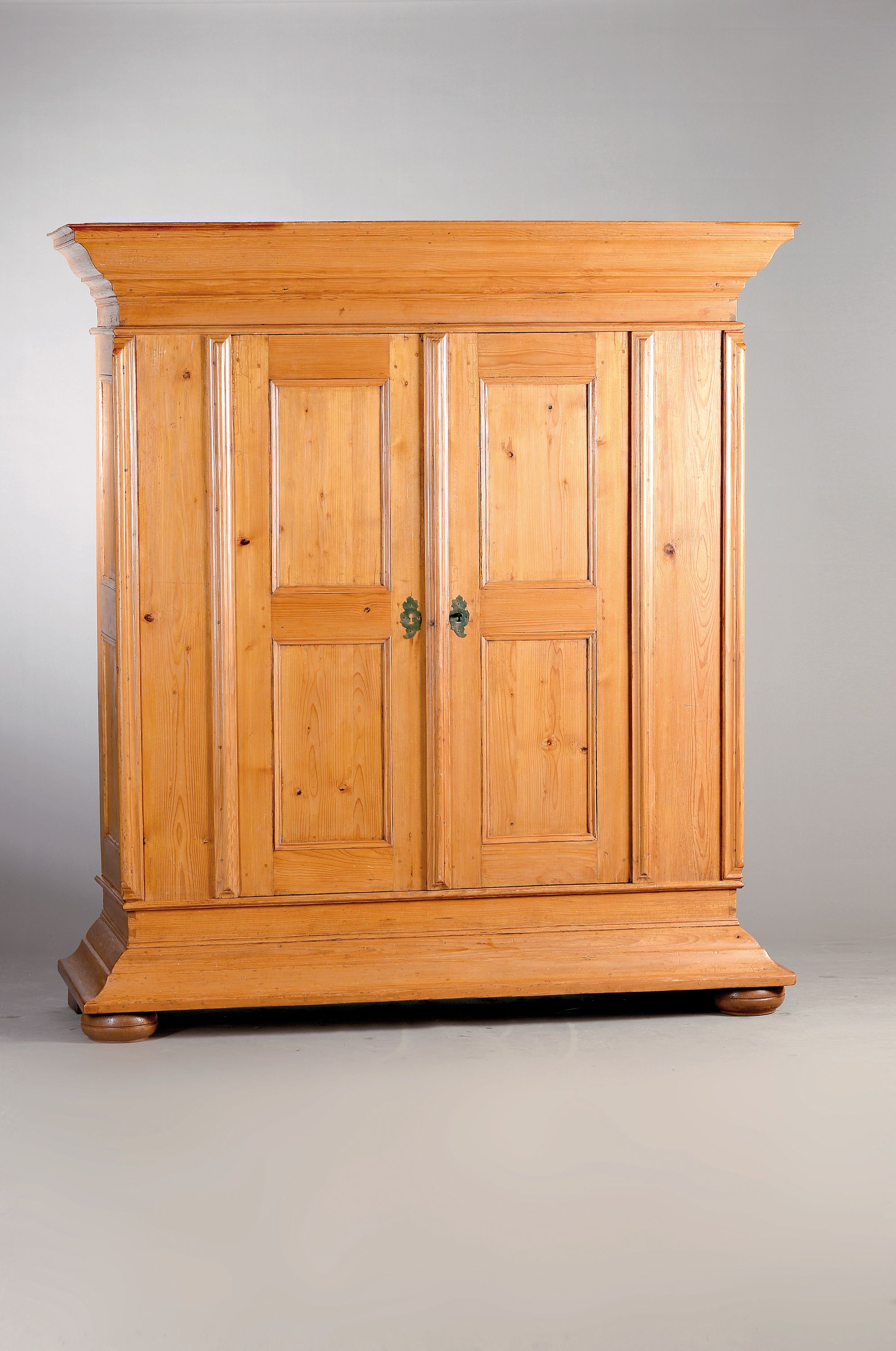 Hessischer Barockschrank, um 1780, Fichte massiv, auf Rahmen gearbeitet, zweitürig, orig. Schloss und Schlüssel, ca. 185x 168 x 61 cm, EZ 2
