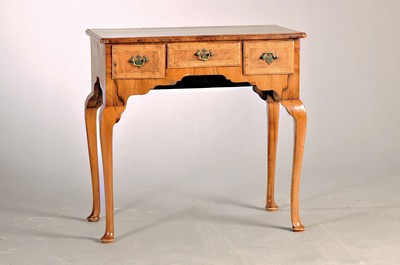 Image 26768275 - Small desk, England, 19th century, walnut veneer, herringbone inlays, 3 drawers, approx.73 x 76 x 43 cm, condition 2-3