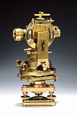 Image 26768290 - Leveling device, Watts Bros. London, around 1900, polished brass, screw thread for tripod,water cart intact, rotatable and tiltable, eyepiece cap, fine scaling through magnifying glasses, manufacturer's plaque with number ON 101, h. 28 cm