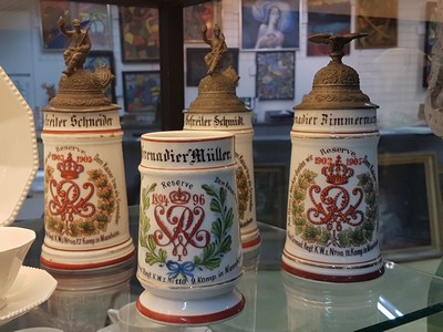 26768459a - 4 reservist steins, II. Badisches Grenadier Regiment Kaiser Wilhelm I. Mannheim, 1894- 1905, service times: 2 of 1903-04, 1 of 1903- 05 1 of 1894-96, porcelain, polychrome lithographed, base with lithophane, tin lid with figurative attachment (1 Jug without lid, 1 jug with restored lid), traces of age, height approx. 25 cm